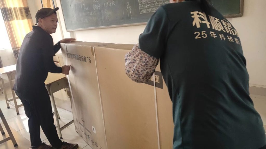 学校教学一体机批量安装 现场实拍（3）