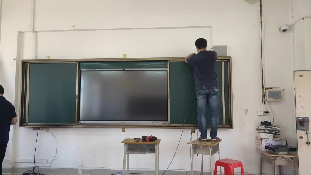 学校教学一体机批量安装 现场实拍（4）