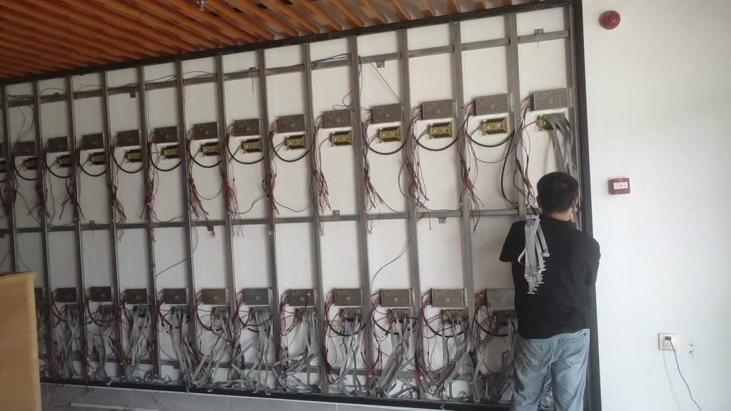 户外 LED 显示屏安装工程 现场实拍（4）