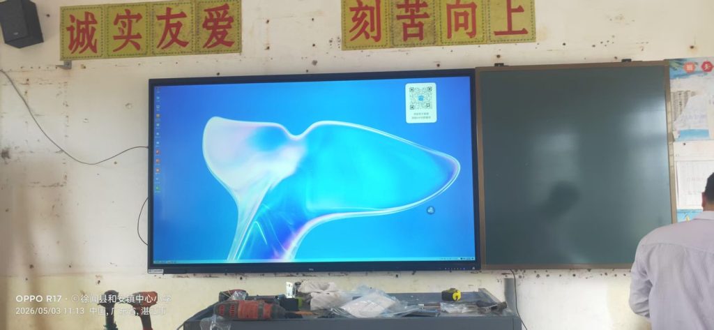 学校教学一体机批量安装 现场实拍（5）