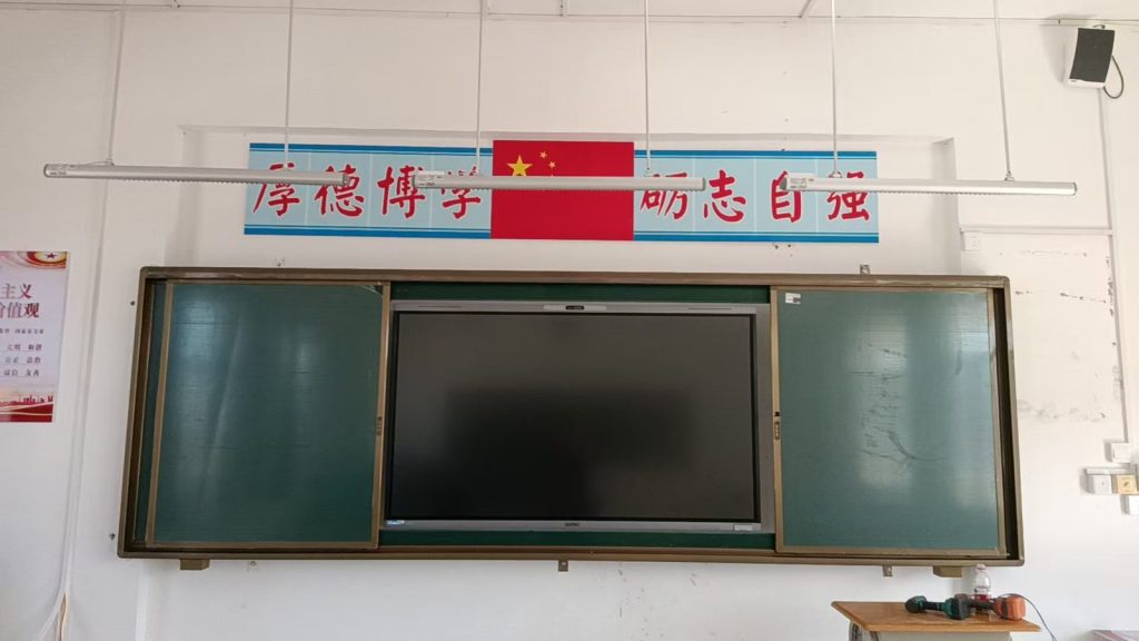 学校教学一体机批量安装 现场实拍（6）
