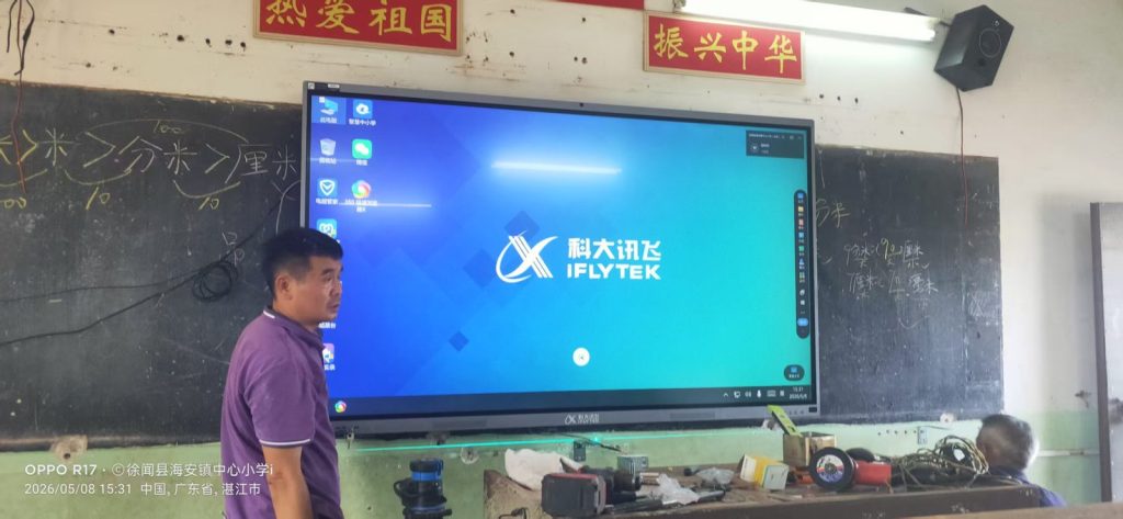 学校教学一体机批量安装 现场实拍（7）